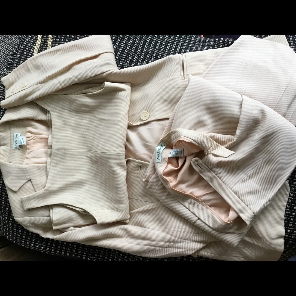EUC 3 piece suit. Ideal outfit